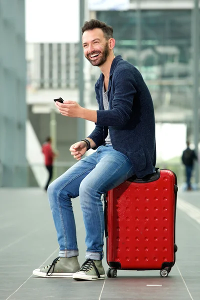 Homme mûr souriant attendant à la gare — Photo