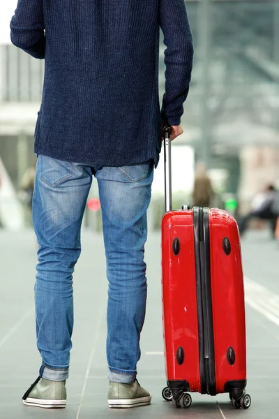 Człowiek z torbą podróżną — Zdjęcie stockowe