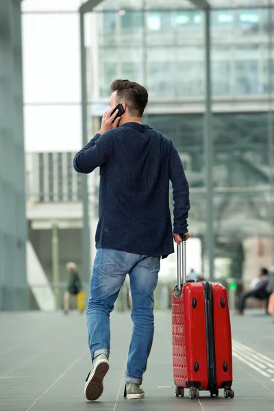Muž, mluvil na mobilním telefonu v Letiště — Stock fotografie