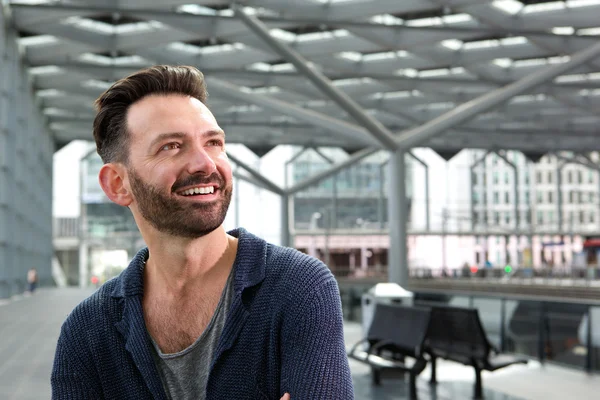 Glücklicher reifer Mann, der wegschaut und lächelt — Stockfoto