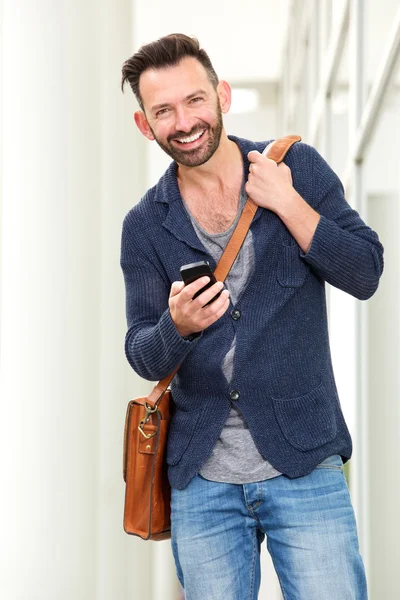 Vacker mogen man med mobiltelefon — Stockfoto