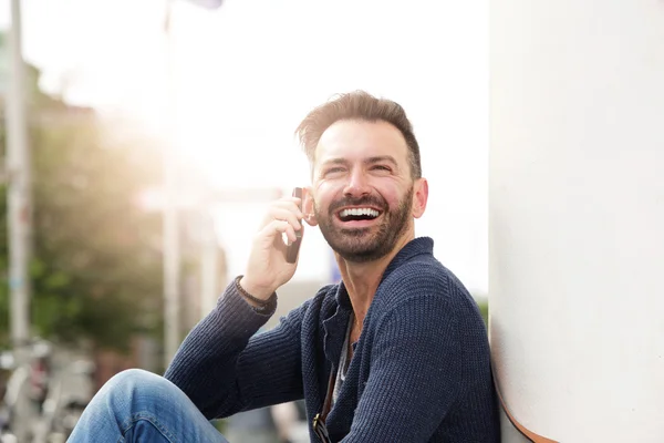 Mature guy enjoying a conversation on cell phone — Stock Photo, Image