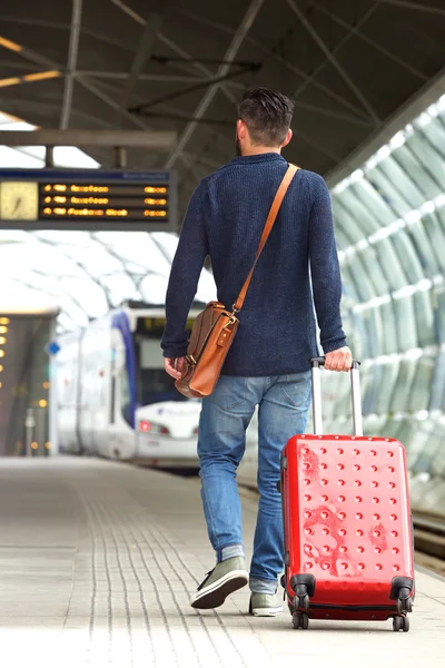 Uomo a piedi sulla piattaforma della stazione ferroviaria — Foto Stock