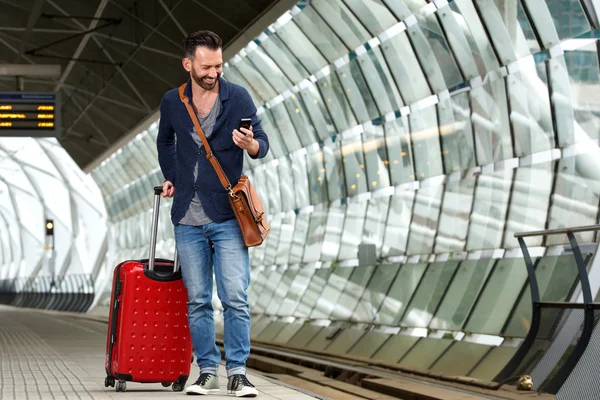 Demiryolu Platformu çanta ile olgun adam — Stok fotoğraf