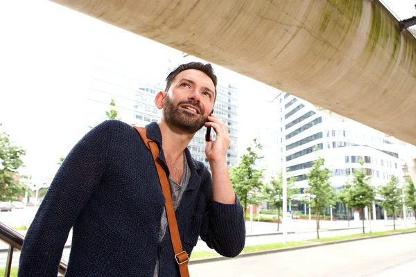 Krásný zralý muž mluví na mobilním telefonu — Stock fotografie