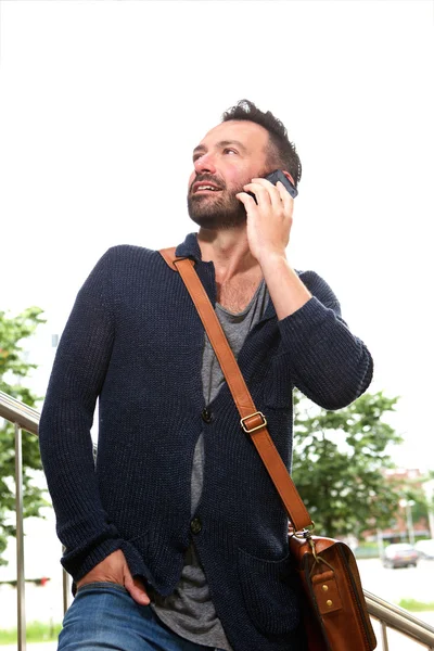 Стильный мужчина среднего возраста с помощью мобильного телефона — стоковое фото