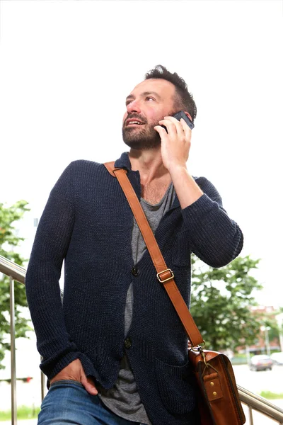 Elegante homem de meia idade usando telefone celular — Fotografia de Stock