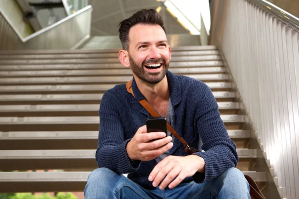 Glad mogen kille med mobiltelefon — Stockfoto