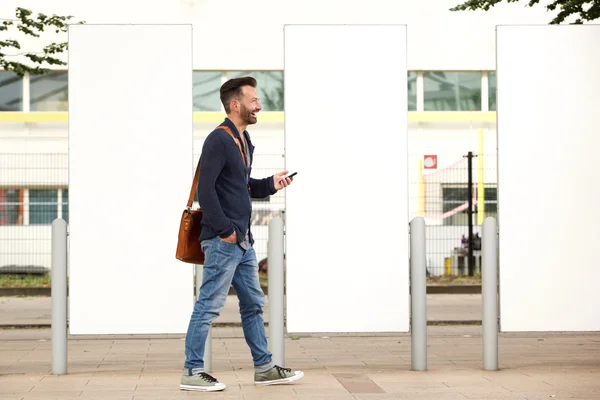 Olgun adam şehre hareket eden telefon ile sokak yürüyüş — Stok fotoğraf