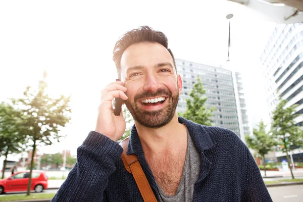 Cep telefonu kullanan yakışıklı olgun bir adam. — Stok fotoğraf