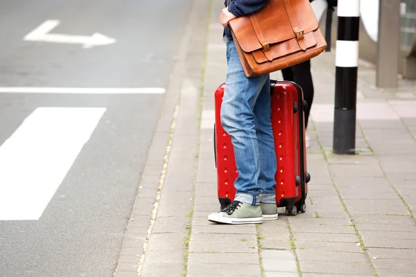 Männlicher Reisender mit Koffer — Stockfoto