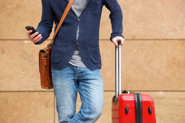 Hombre de pie al aire libre con bolsa de viaje — Foto de Stock