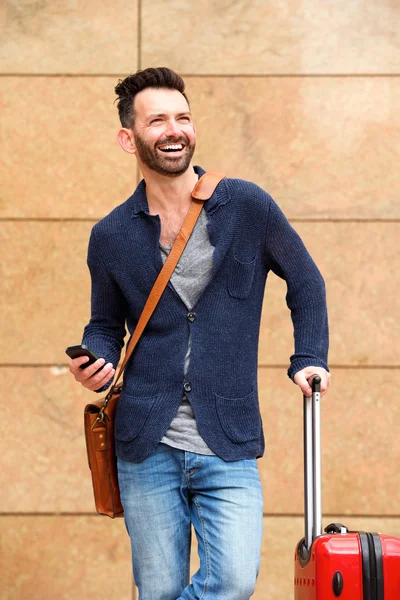 Muž, který stojí venku s taškou — Stock fotografie