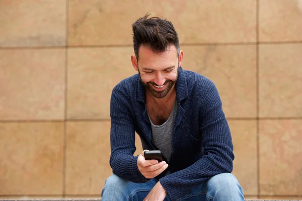 Man zitten buiten en gebruik van telefoon — Stockfoto