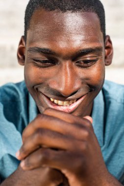 El ele tutuşup gülümseyen Afrikalı Amerikalı adamın ön portresini kapat.