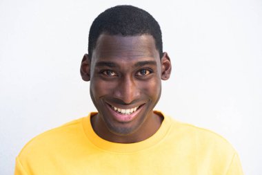 Beyaz arka planda gülümseyen genç zenci portresi