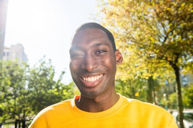 Kapalı alanda gülümseyen genç siyah adam portresi