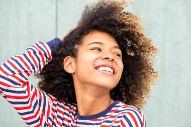 Kapalı portre mutlu Afrikalı Amerikalı kız afro saçlarıyla gülüyor