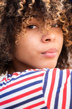 Güzel afro saçlı afro Amerikalı kız.