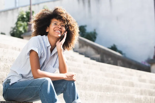 Портрет Щаслива Молода Жінка Сидить Вулиці Розмовляючи Мобільним Телефоном — стокове фото