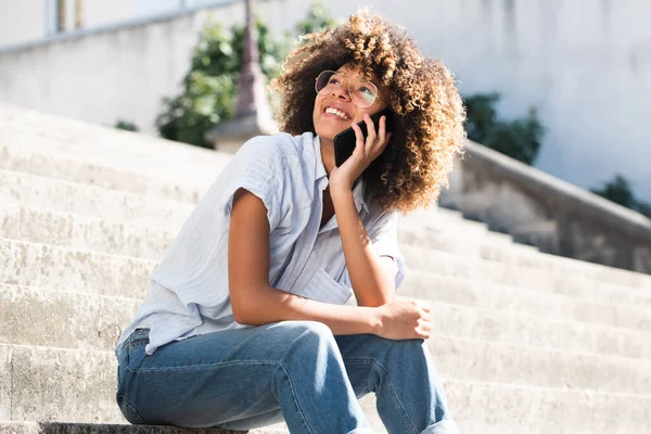 Retrato Feliz Joven Mujer Negra Con Anteojos Sentados Afuera Hablando — Foto de Stock