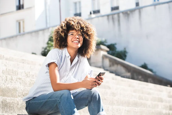 Retrato Atractivo Joven Mujer Negra Sonriendo Con Teléfono Móvil Fuera — Foto de Stock