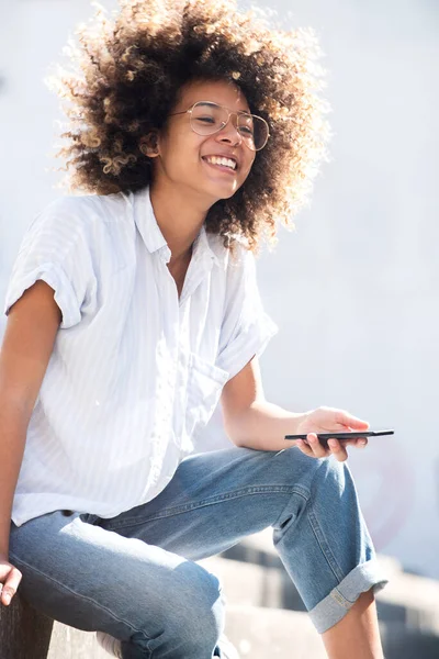 Retrato Riendo Joven Mujer Negra Con Anteojos Sentados Afuera Sosteniendo — Foto de Stock