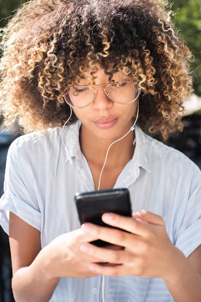 Крупный План Портрет Молодой Афроамериканской Женщины Слушающей Музыку Наушниками Мобильным — стоковое фото