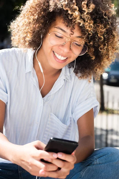 Крупным Планом Портрет Счастливая Молодая Афроамериканка Слушает Музыку Мобильного Телефона — стоковое фото