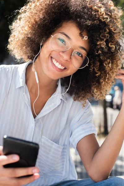 Närbild Porträtt Ung Afroamerikansk Tonåring Lyssnar Musik Med Hörlurar Och — Stockfoto