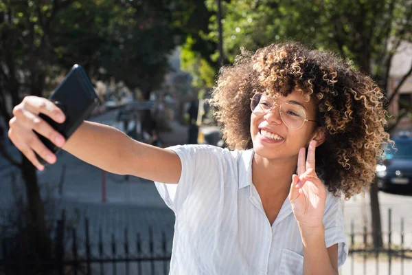 Portret Lachende Jonge Zwarte Vrouw Het Nemen Van Selfie Foto — Stockfoto