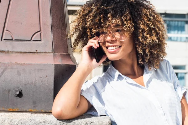 Close Portret Glimlachend Jong Afrikaans Amerikaans Vrouw Praten Met Mobiele — Stockfoto