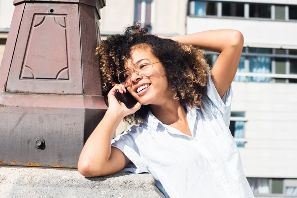 Portret Gelukkige Jonge Afro Amerikaanse Vrouw Praten Met Mobiele Telefoon — Stockfoto