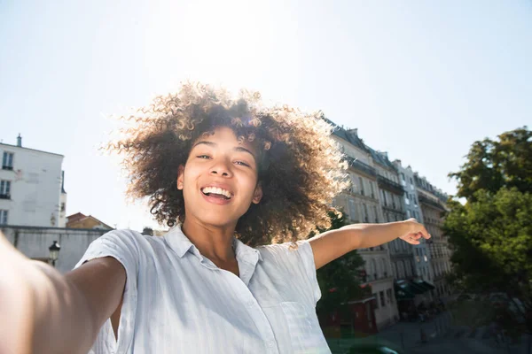Retrato Feliz Joven Afroamericana Tomando Selfie Señalando Con Dedo Ciudad — Foto de Stock