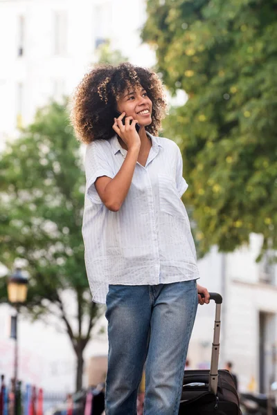 Портрет Счастливый Молодой Африканской Путешественницы Женщина Ходит Разговаривает Мобильным Телефоном — стоковое фото
