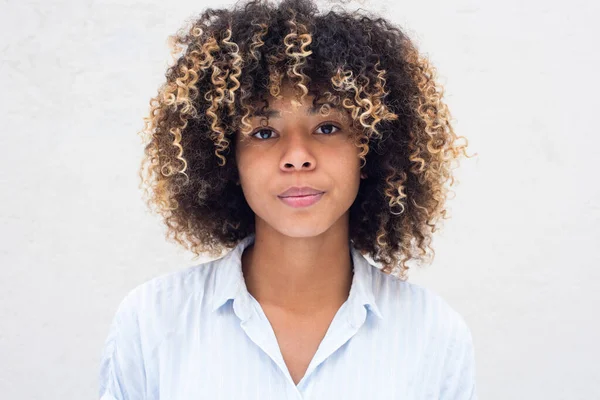 Close Portret Mooi Jong Afrikaans Amerikaans Vrouw Met Krullend Haar — Stockfoto