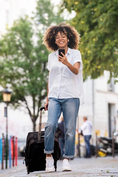 Retrato Completo Feliz Joven Afroamericana Turista Caminando Ciudad Tirando Maleta — Foto de Stock