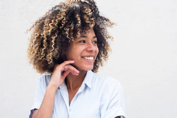 Närbild Horisontellt Porträtt Glad Ung Afrikansk Amerikansk Kvinna Tittar Bort — Stockfoto