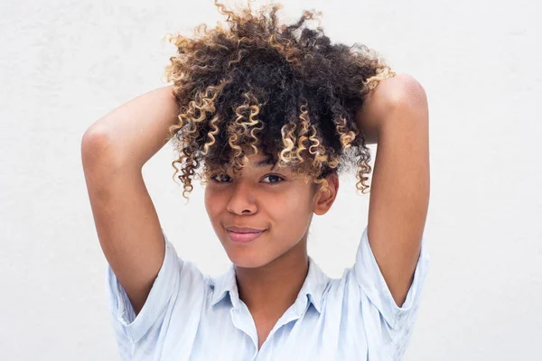 Close Retrato Horizontal Jovem Afro Americana Com Mãos Cabelo Contra — Fotografia de Stock