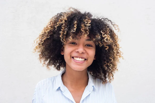 Beyaz Arka Planda Kıvırcık Saçlı Gülümseyen Afrikalı Amerikalı Genç Kız — Stok fotoğraf