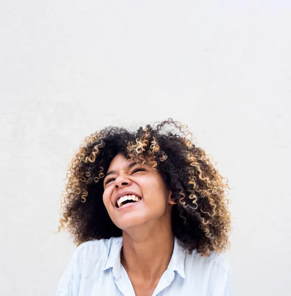 Cerca Retrato Joven Afroamericana Mujer Riendo Sobre Fondo Blanco — Foto de Stock