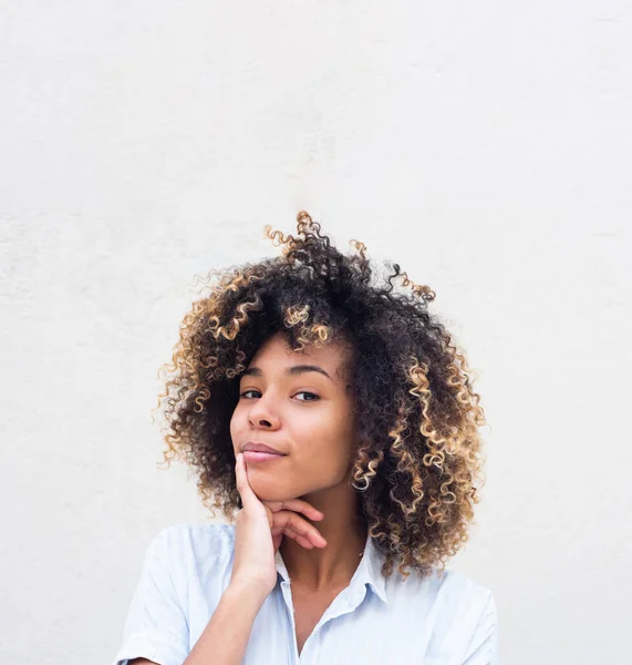 Close Ritratto Giovane Donna Afroamericana Con Capelli Ricci Pensando — Foto Stock