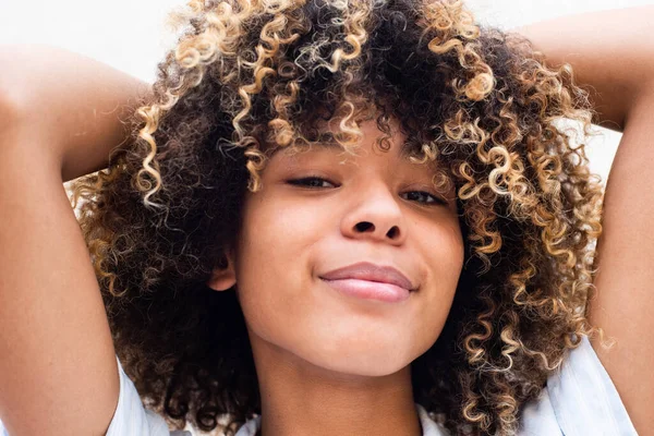 Close Retrato Bela Afro Americana Jovem Com Mãos Cabelo Encaracolado — Fotografia de Stock