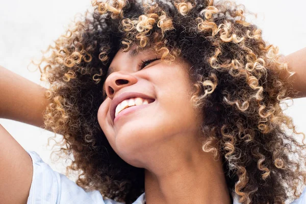 Kapalı Portre Gülümseyen Afrikalı Amerikalı Genç Kız Elleri Kıvırcık Saçlı — Stok fotoğraf