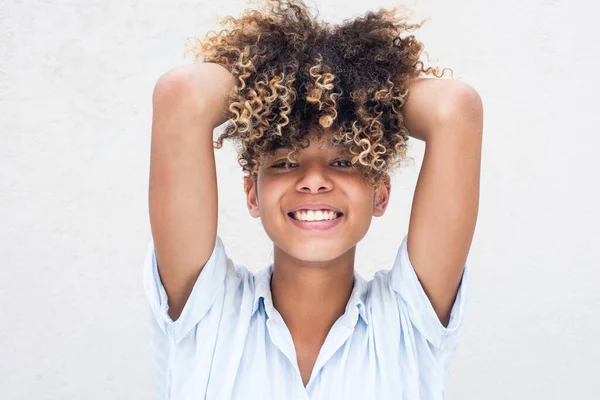 Close Horizontal Retrato Feliz Jovem Afro Americano Com Mãos Cabelo — Fotografia de Stock