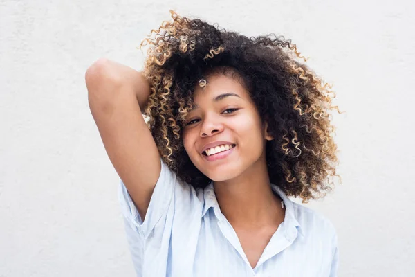 Закріпіть Горизонтальний Портрет Усміхаючись Молодій Африканській Жінці Волоссям Білої Стіни — стокове фото