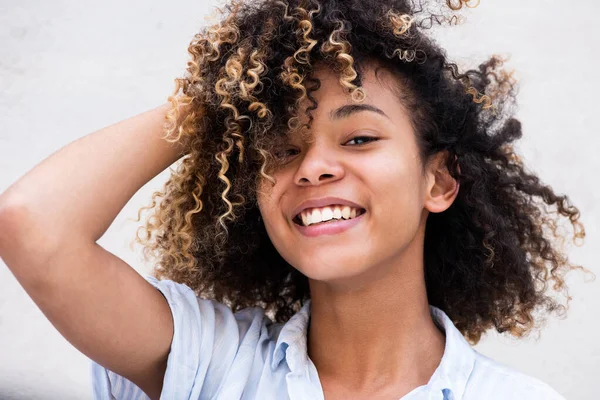 Cerca Retrato Joven Mujer Negra Sonriendo Con Mano Pelo — Foto de Stock