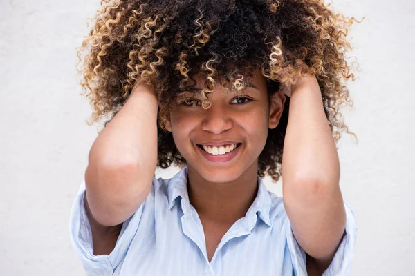 Primer Plano Horizontal Retrato Sonriente Joven Afroamericano Adolescente Con Mano —  Fotos de Stock