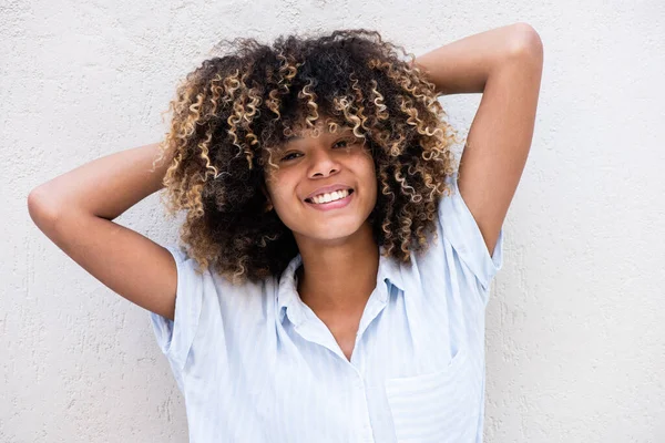 Згорніть Портрет Щаслива Молода Афроамериканка Руками Волоссі Білою Стіною — стокове фото