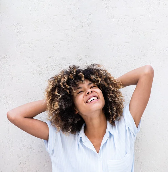 Портрет Сміється Афроамериканка Молода Жінка Кучерявим Волоссям Білому Фоні — стокове фото